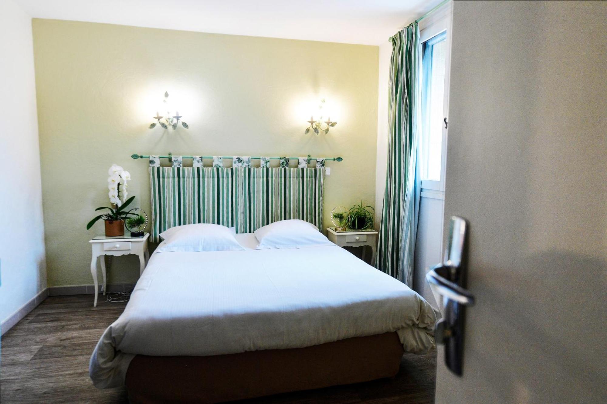Le Mas Des Aigras - Hotel & Restaurant De Charme En Provence Οράνζ Εξωτερικό φωτογραφία
